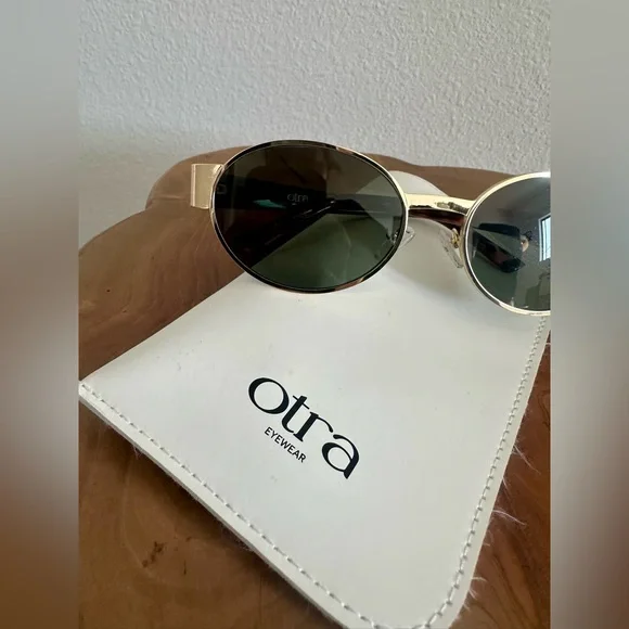 Chic Otra “Echo” Gold and Black Sunglasses - Picture 7 of 13